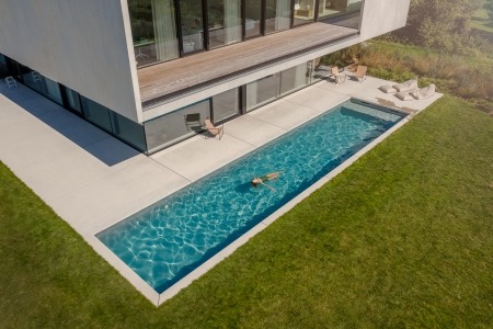 zwembad omgeven door beton