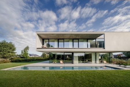 Zwembad bij woning ontworpen door Govaert en Vanhoute architects